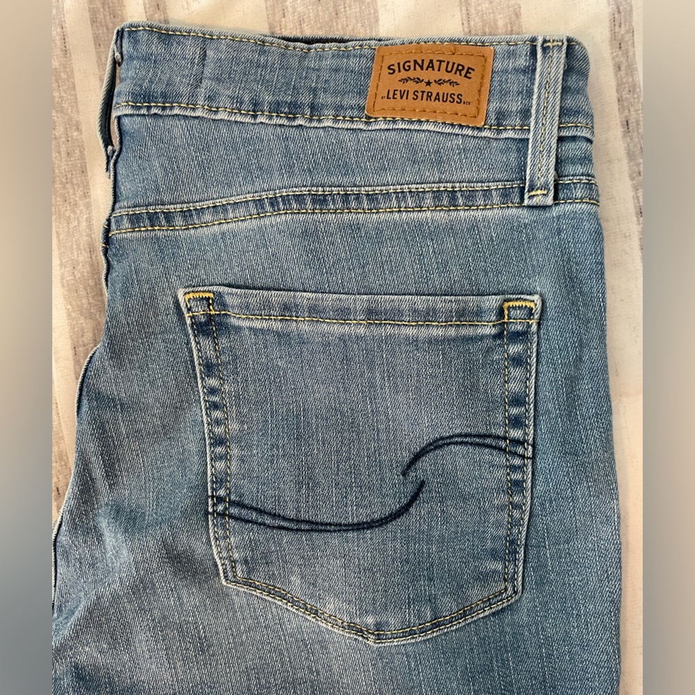 Ladies signature Levi’s cropped mid rise distressed jean
